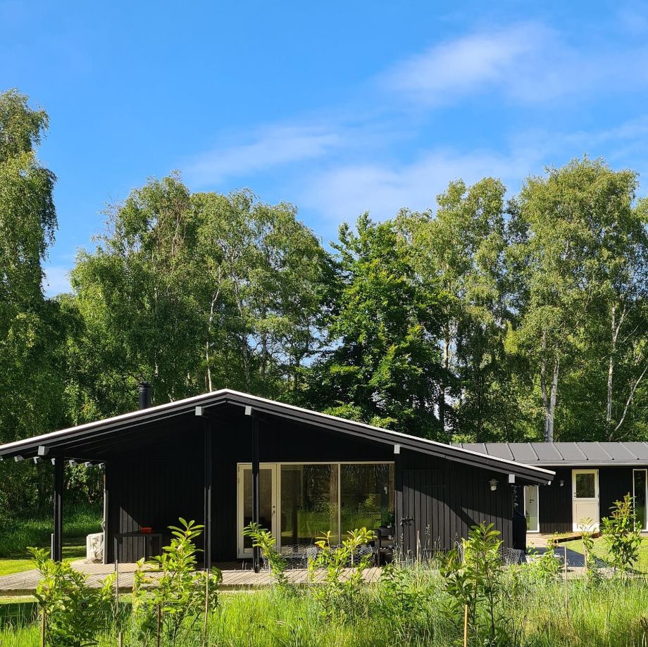 Kom ned i gear og nyd nogle skønne dage i dejlige natur omgivelser.
Huset ligger på stor naturgrund og har plads til 8 personer.
4 sovepladser i huset og 4 i annekset
